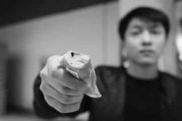 沈阳男子双汇火腿肠中吃出黑色异物 疑为苍蝇