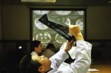 父亲自制ICU病房救子续：手术可能超8小时