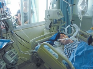 成都一高校大学生踢球时腹部被撞 手术后昏迷