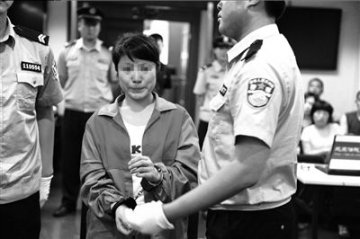 女毒贩双面人生：用毒资救助脑瘫女童