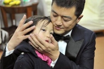 李亚鹏被女儿屏蔽朋友圈 亲子沟通也讲策略