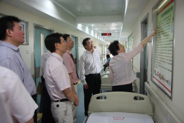 广东省卫生厅副厅长彭炜一行到中山六院检查指导工作