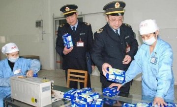 曝光黑心卫生巾制作过程