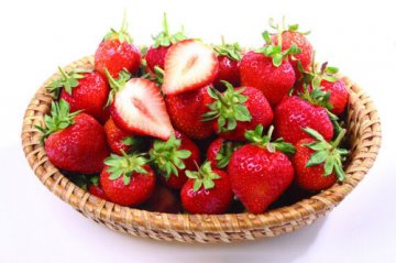 草莓防日晒 揭美肤食物红黑榜
