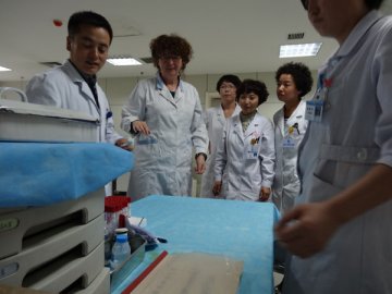 放眼国际友好交流 紧密合作助推发展--甘肃省肿瘤医院邀请加拿大著名检验医学专家来甘开展学术活动