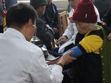 定江镇民政办组织镇卫生院医生为五保老人体检