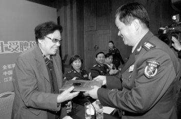 图片新闻 沈渔院士助力我军精卫事业