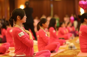 10场地853名孕妇同练瑜伽 刷新吉尼斯世界纪录