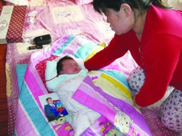 村民两进火场救出男童后身亡 遗体保持托举姿势