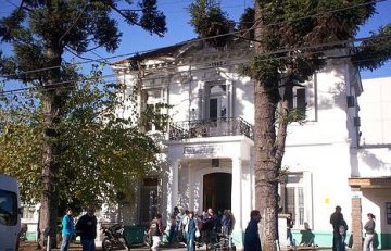 阿根廷医生为患者摘除23公斤重恶性肿瘤