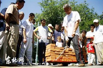 市民单指能提重物270斤 曾获国际拉钩比赛亚军