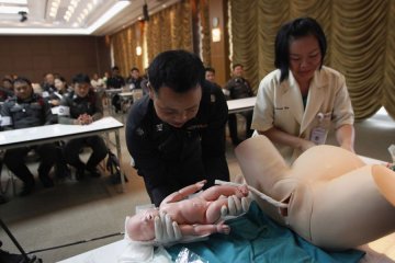 泰国交警模拟为孕妇紧急接生