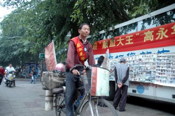 15年无偿献血113次 “献血大王”领第78本献血证