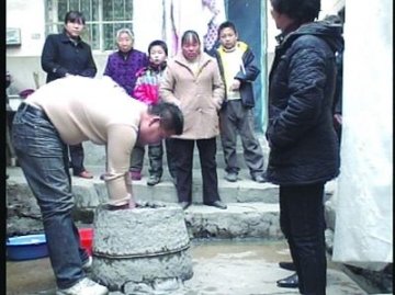 女子不堪病痛投井自杀 邻居抓住头发救人