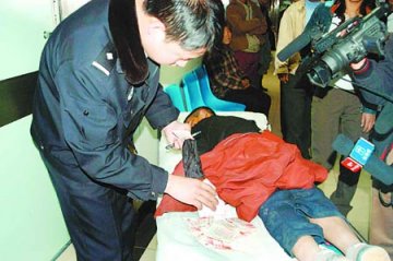 少年在高速路上散发小广告被撞出十余米