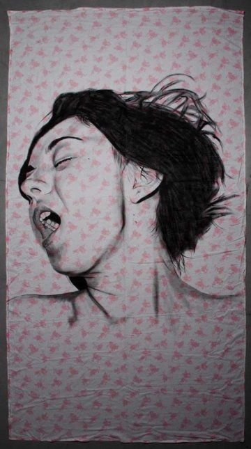 艺术家用床单画人物高潮像