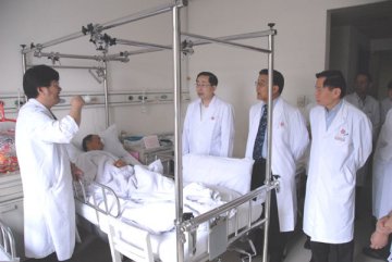 郑德涛书记到附属一院探望四川灾区伤员