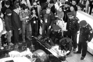 车展高温热晕人