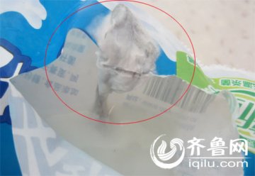 淄博：得益酸牛奶出现黑色异物 客服称可赔三袋奶