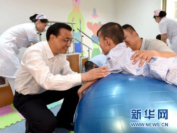 李克强在“六一”前夕看望残疾孤儿