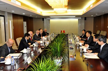 滕佳材会见德国联邦食品和农业部国务秘书彼得·布莱泽