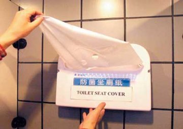 女士如厕常蹲马步 一次性坐厕纸何时能普及？