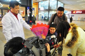 “同桌爸爸”脑瘫儿小子豪到尔康百旺医院接受治疗