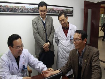 韩国驻华大使馆卫生参赞韩荣燮参观访问甘肃二院