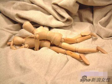 牛人用木偶示范性爱体位