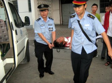 乘警抢救一名自伤精神异常旅客