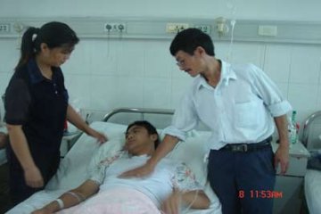 儿子患尿毒症 父母争相捐肾救子
