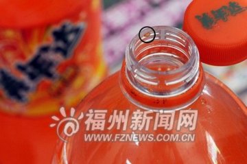 两瓶美年达瓶口里都挂着虫卵 厂家一直未有回音