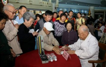 我校归国专家龙塔义诊受欢迎