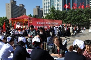 北京安贞医院20余名著名心血管专家走进社区义诊咨询