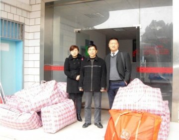 莲城青年志愿者协会向市六医院捐赠爱心衣物