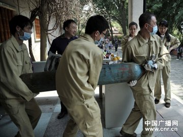 福州熊猫世界的工作人员将氧气瓶搬进了采血室