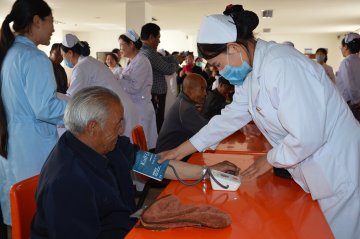阿拉善盟蒙医医院到福利院慰问