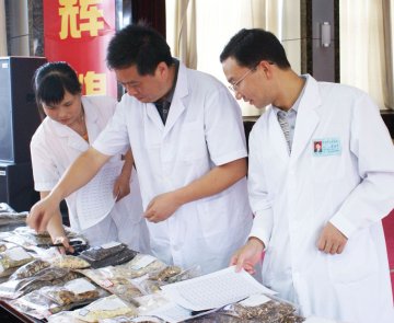 桐城对304种常用中药材进行现场公开招标采购