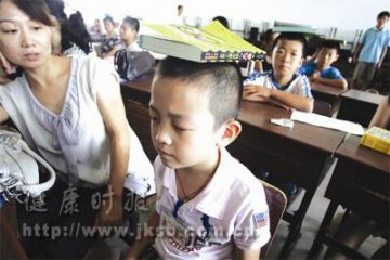 顶着书本练定力