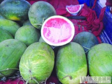 部分卖果商贩所用保鲜膜为三无产品 或存致癌物