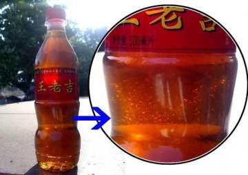 瓶装王老吉被曝现絮状腐败物