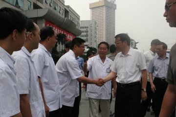 李克强看望慰问医务人员和汶川地震伤员