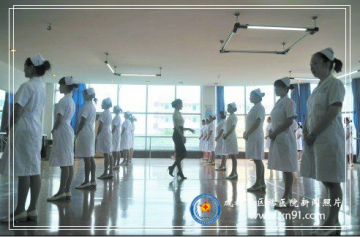 成都军区总医院80后护士学空姐礼仪 病房推航空式服务