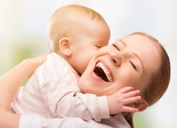 新妈妈躺着喂奶宝宝易得中耳炎