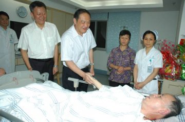 黄达人校长到三院看望灾区病人