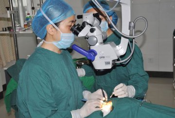 六安市医院眼科专家精心手术 百岁老人重见光明