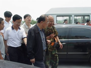 卫生部党组书记高强看望我安县救灾防病队员