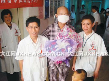 江西首例“半相合”骨髓移植成功