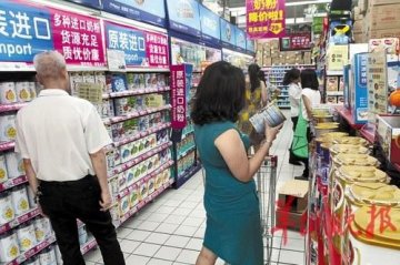 年轻妈妈害怕毒奶粉 各出奇招降低中招几率