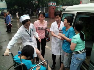 柳州市社会福利院带领孤老到市工人医院进行牙诊